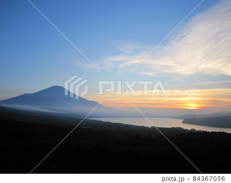 夕暮れの山中湖と富士山 夕暮れの山中湖と富士山 84367056