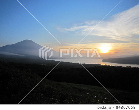 夕暮れの山中湖と富士山 夕暮れの山中湖と富士山 84367058