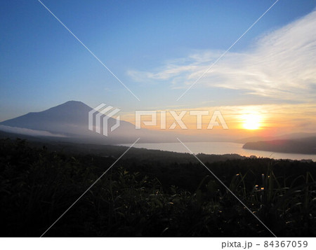 夕暮れの山中湖と富士山 夕暮れの山中湖と富士山 84367059