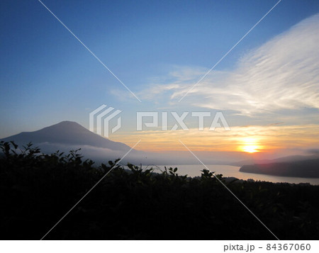 夕暮れの山中湖と富士山 夕暮れの山中湖と富士山 84367060