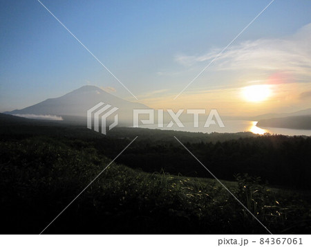 夕暮れの山中湖と富士山 84367061