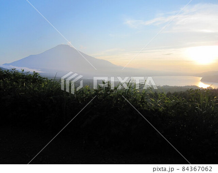 夕暮れの山中湖と富士山 夕暮れの山中湖と富士山 84367062
