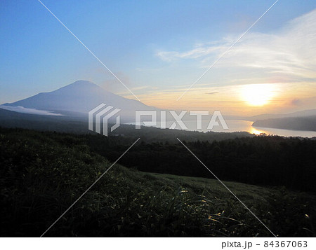 夕暮れの山中湖と富士山 夕暮れの山中湖と富士山 84367063