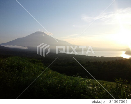夕暮れの山中湖と富士山 84367065