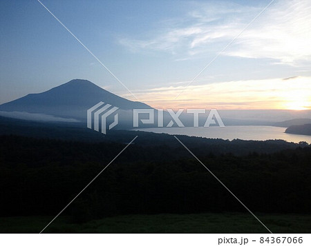 夕暮れの山中湖と富士山 84367066