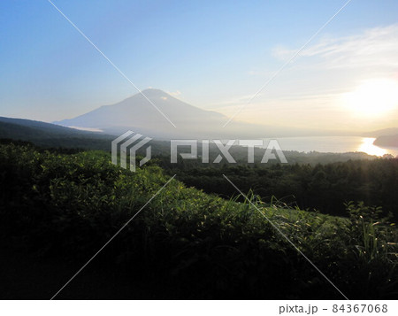 夕暮れの山中湖と富士山 夕暮れの山中湖と富士山 84367068