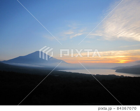 夕暮れの山中湖と富士山 夕暮れの山中湖と富士山 84367070