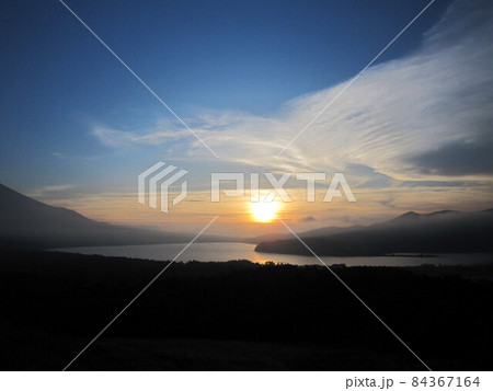 沈みゆく夕陽と山中湖 沈みゆく夕陽と山中湖 84367164