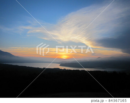 沈みゆく夕陽と山中湖 沈みゆく夕陽と山中湖 84367165