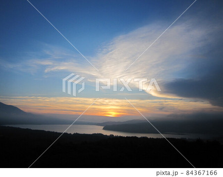 沈みゆく夕陽と山中湖 沈みゆく夕陽と山中湖 84367166