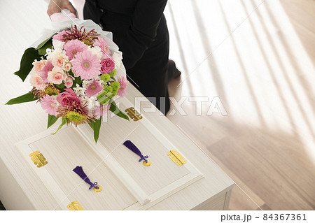 棺上花束　イメージ 84367361