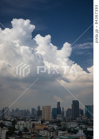 都会の夏空風景（積乱雲と小雨） 84367393