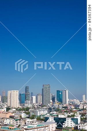 都会の夏空風景（雲ひとつない快晴） 84367394