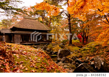 錦秋の古民家 84368592