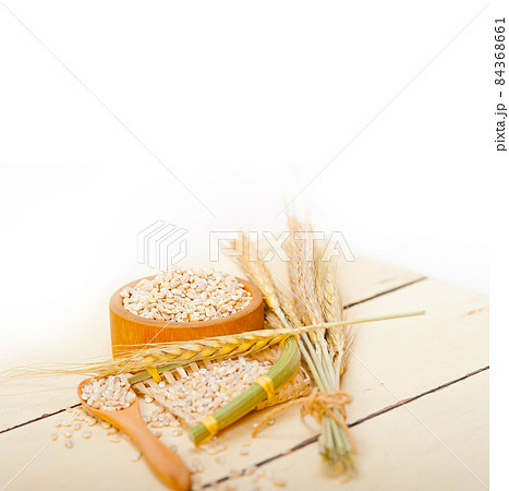 organic wheat grains 84368661