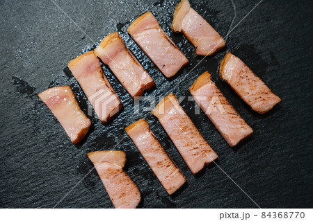 炙りハム 燻製の豚肉をあぶった食欲そそる一品 炙りハム 燻製の豚肉をあぶった食欲そそる一品 84368770