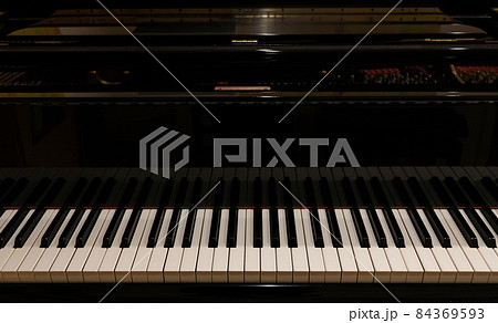 ピアノ鍵盤背景素材 コピースペース 写真素材 ピアノ鍵盤背景素材 コピースペース 写真素材 84369593