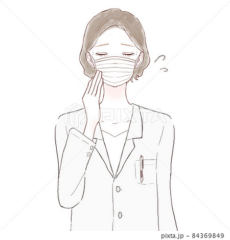 不織布マスクを着用している中年の女性医師　困った表情 84369849