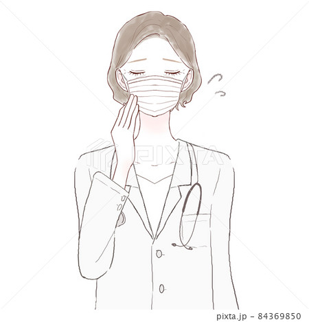 不織布マスクを着用している中年の女性医師 困った表情 不織布マスクを着用している中年の女性医師 困った表情 84369850