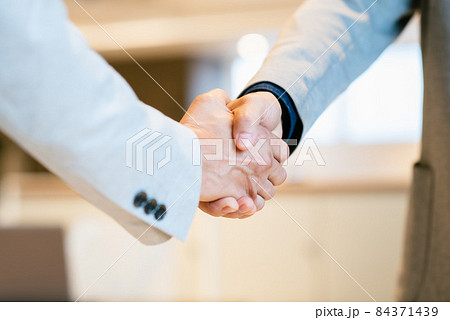 握手するビジネスマン（パーツ）　撮影協力：WEEK芝大門（サンフロンティア不動産） 84371439