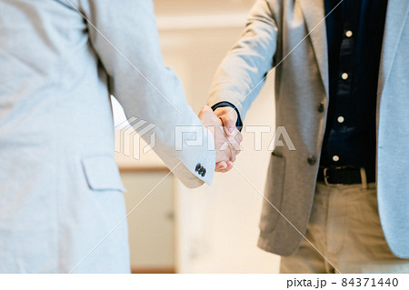 握手するビジネスマン（パーツ）　撮影協力：WEEK芝大門（サンフロンティア不動産） 84371440