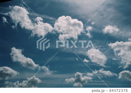 フィルムカメラで撮影した青空 フィルムカメラで撮影した青空 84372378