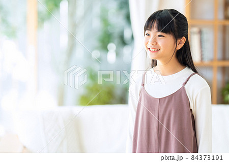 小学生 子供 ライフスタイル リビング 小学生 子供 ライフスタイル リビング 84373191