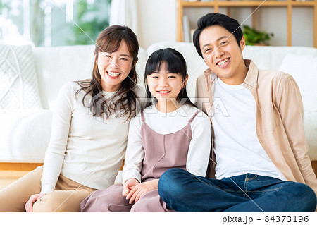 家族 ファミリー 親子 リビング ライフスタイル 家族 ファミリー 親子 リビング ライフスタイル 84373196