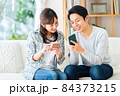 夫婦　家族　ファミリー　カップル　仲良し　リビング　ライフスタイル 84373215