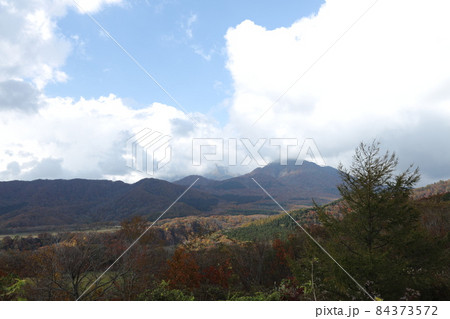 鬼女台からの大山周辺の紅葉 鬼女台からの大山周辺の紅葉 84373572