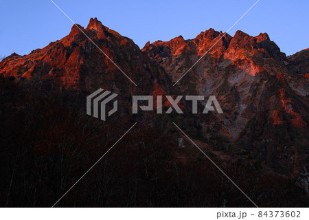 モルゲンロート・谷川岳一ノ倉沢の絶景 84373602