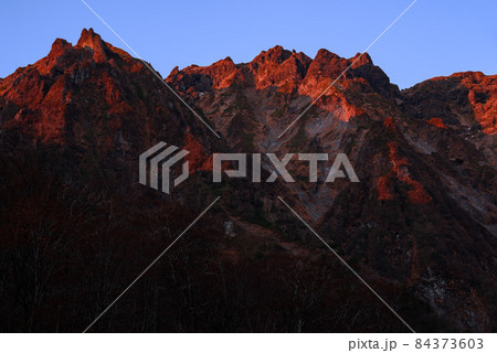 モルゲンロート・谷川岳一ノ倉沢の絶景 モルゲンロート・谷川岳一ノ倉沢の絶景 84373603