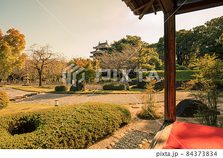 西尾市 西尾市歴史公園内、旧近衛邸より眺めた石庭と西尾城本丸丑寅櫓 西尾市 西尾市歴史公園内、旧近衛邸より眺めた石庭と西尾城本丸丑寅櫓 84373834