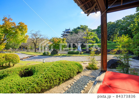 西尾市 西尾市歴史公園内、旧近衛邸より眺めた石庭と西尾城本丸丑寅櫓 西尾市 西尾市歴史公園内、旧近衛邸より眺めた石庭と西尾城本丸丑寅櫓 84373836