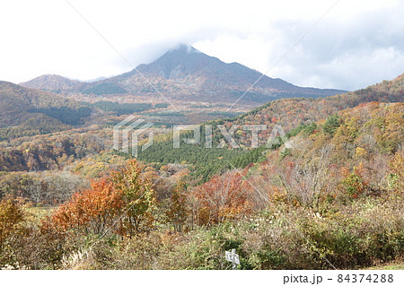 鬼女台からの大山周辺の紅葉 84374288