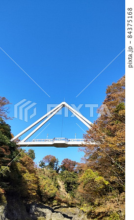 渡良瀬川の高津戸峡　はねたき橋と青空 84375168