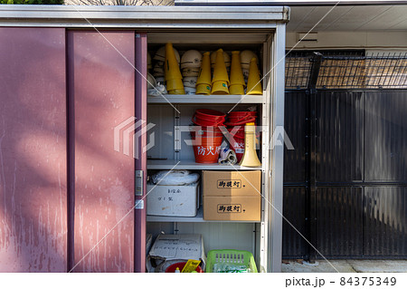 防災用品が入れてある町内会の倉庫 84375349
