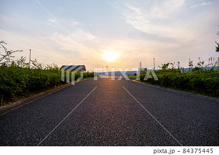 夕日が見える一本道 84375445