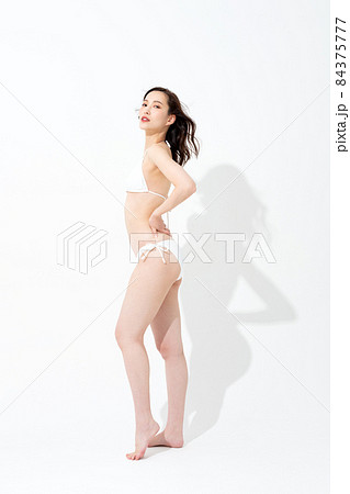 白いビキニを着た女性のポートレート 84375777