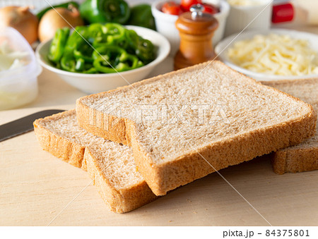 全粒粉入りの食パン　食パンで朝食　弁当作り　ブラン食パン 84375801