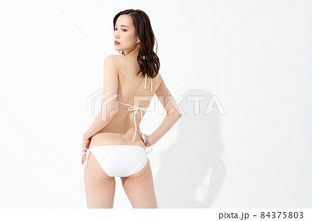 水着を着た女性のポートレート 84375803