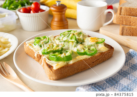 全粒粉入りの食パンでピザトースト ピザトーストで朝食 全粒粉入りの食パンでピザトースト ピザトーストで朝食 84375815