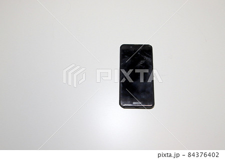 割れたスマホの画面 割れたスマホの画面 84376402