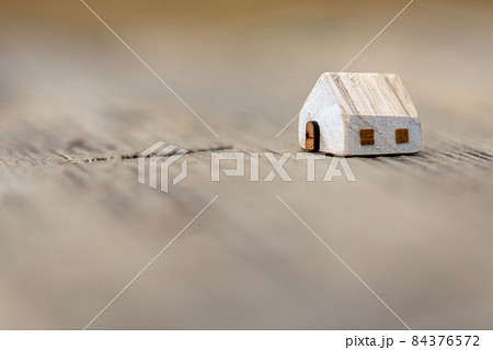 小さな可愛い白い木製のおうち 小さな可愛い白い木製のおうち 84376572