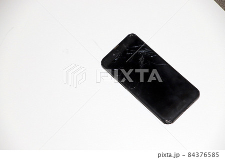 割れたスマホの画面 84376585