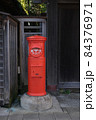 郵便ポスト　赤　日本　丸型レトロ昭和古い町並み写真素材 84376971