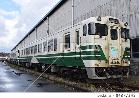 車両基地に停車する男鹿線のキハ40系ディーゼルカー 車両基地に停車する男鹿線のキハ40系ディーゼルカー 84377345