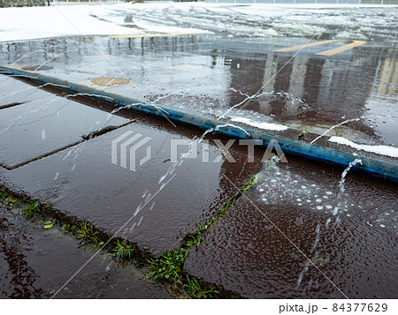 融雪ホースから噴き出る水 84377629