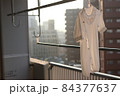 朝日を浴びる干したベビー服 84377637
