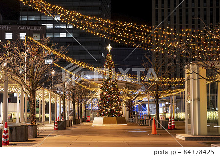 さいたま新都心 コクーンシティのイルミネーション 東口歩行者デッキのクリスマスツリーの写真素材